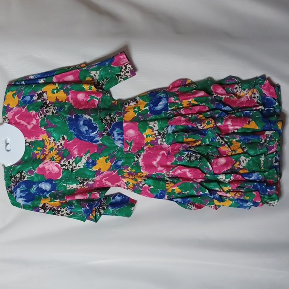 GILLIAN Women's Silk Dress With Ruffle Bottom and Dolman Sleeve. Size 4
